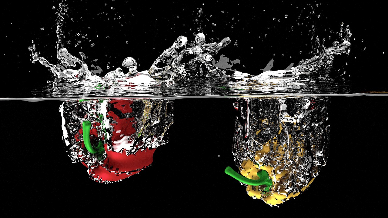 Een tafel met groenten, peulvruchten en een glas water als symbool voor niervriendelijke voeding