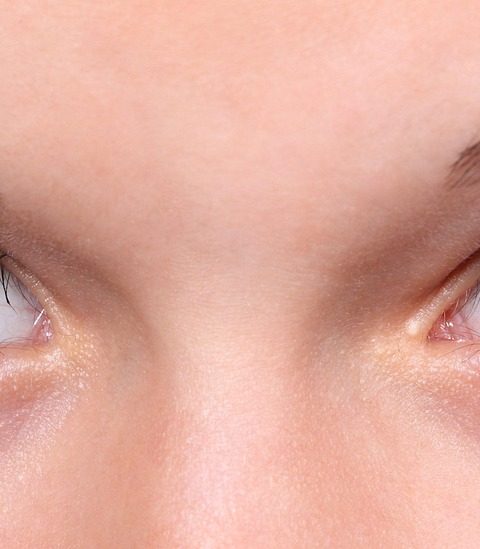 Vrouw die voorzichtig eyeliner aanbrengt op gevoelige oogleden