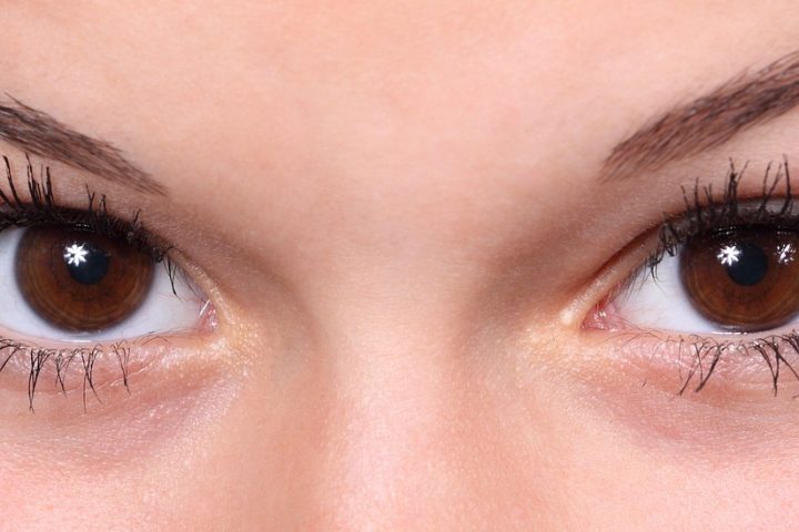 Vrouw die voorzichtig eyeliner aanbrengt op gevoelige oogleden
