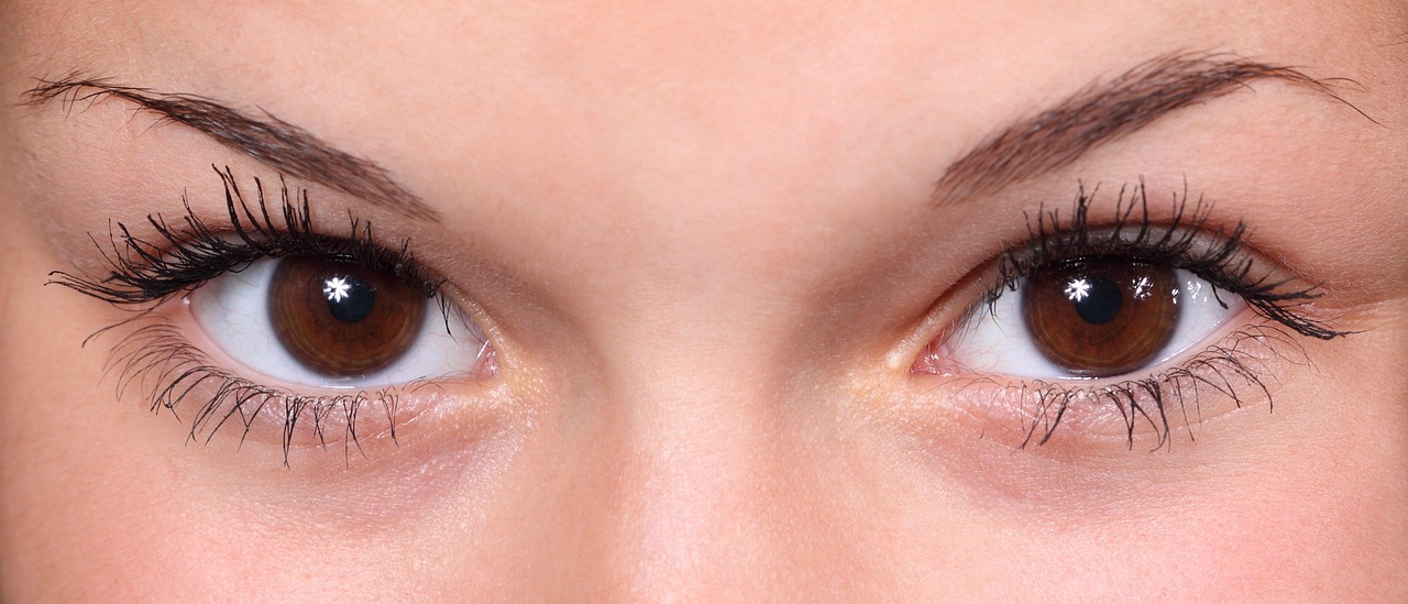 Vrouw die voorzichtig eyeliner aanbrengt op gevoelige oogleden